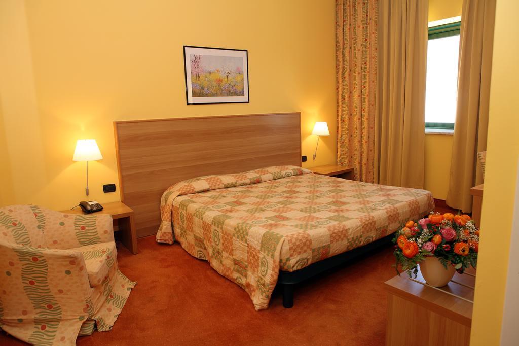 Hotel Romanisio Fossano Exteriör bild