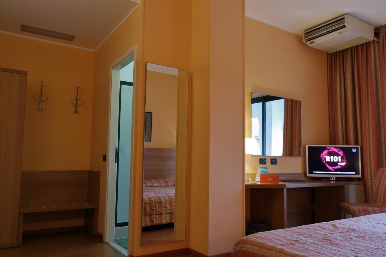 Hotel Romanisio Fossano Exteriör bild