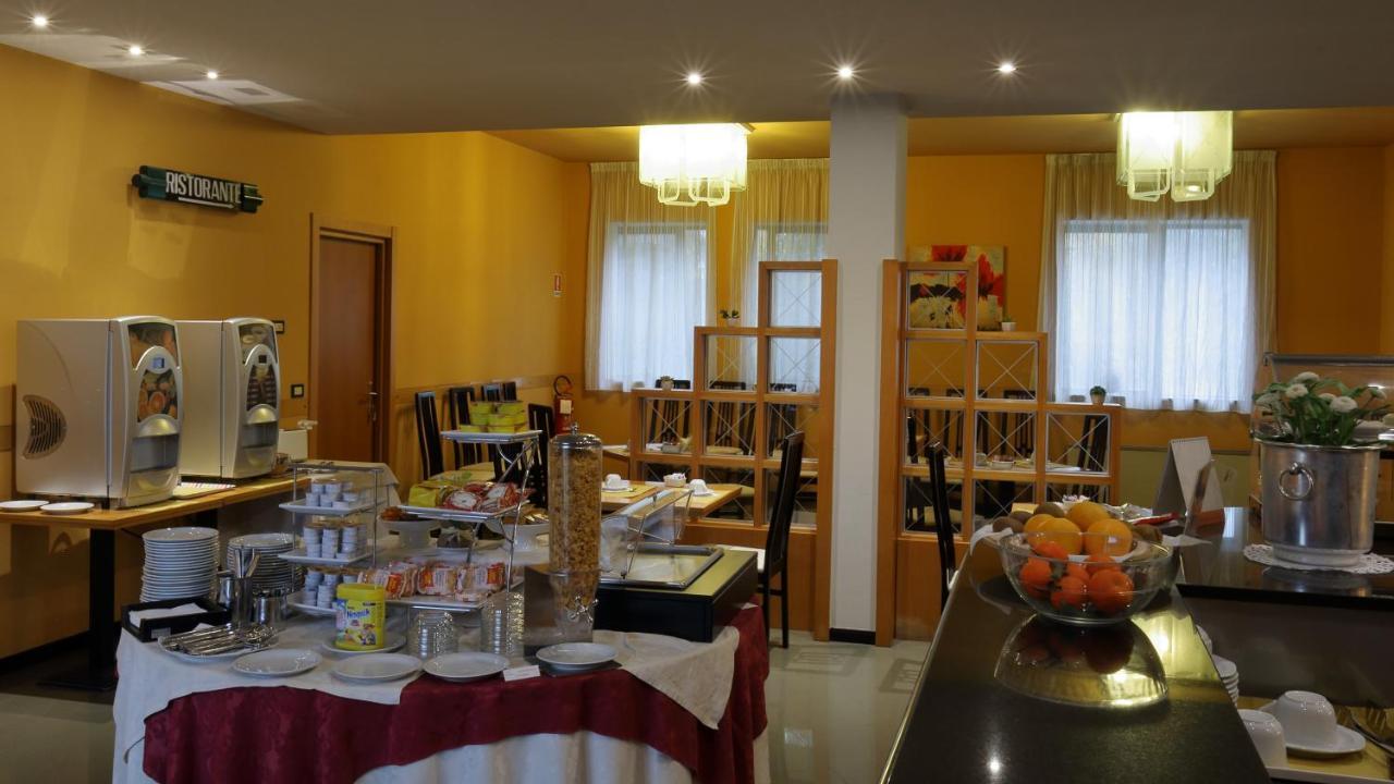 Hotel Romanisio Fossano Exteriör bild